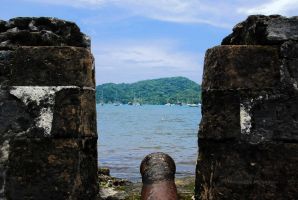 (2014) Gun in Portobelo ruins